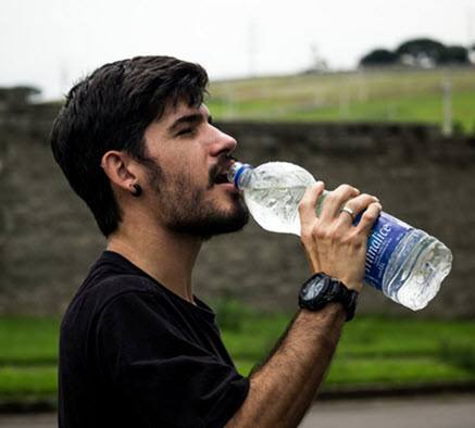 Hombre tomando agua